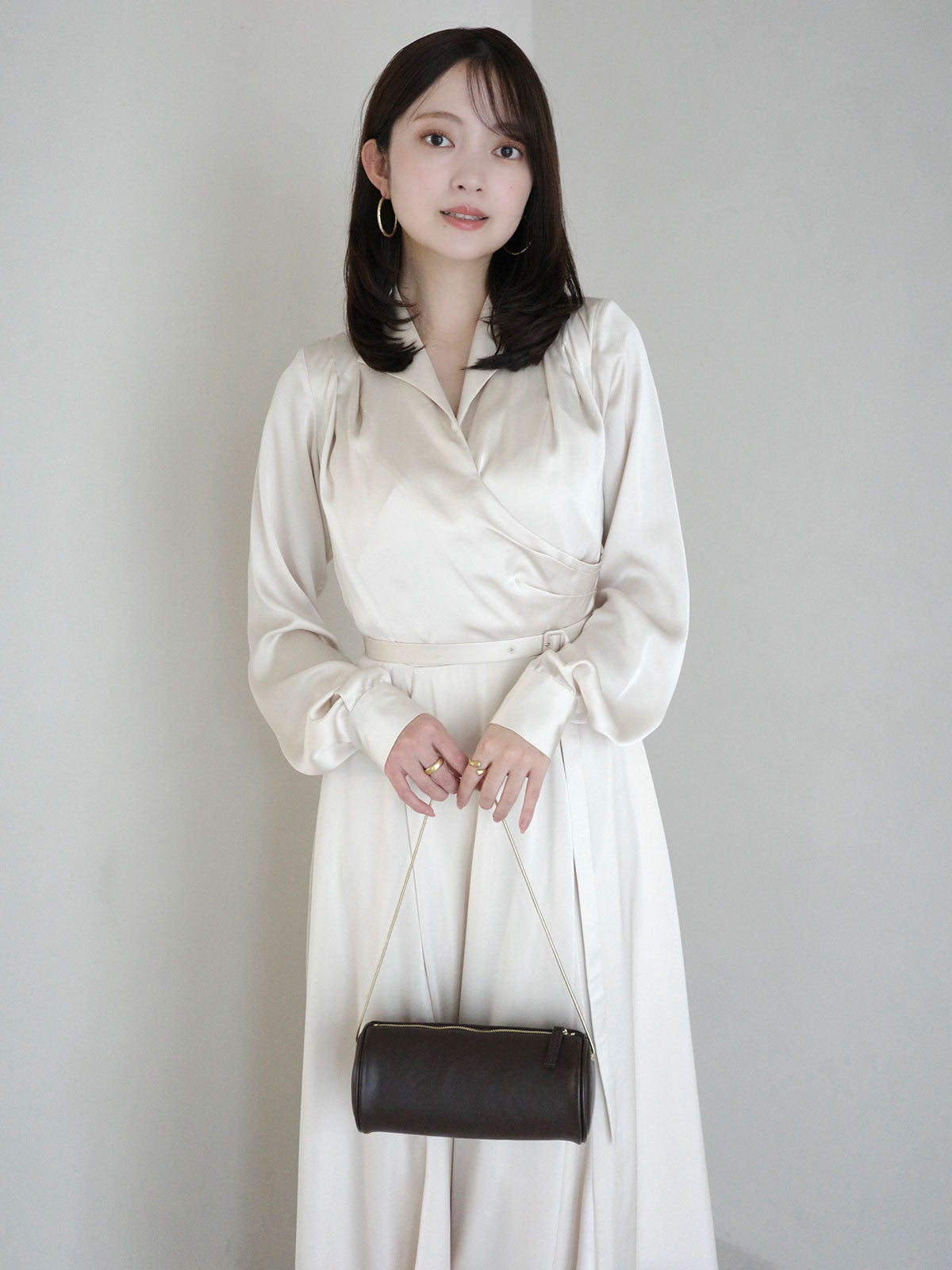 새틴 오픈 칼라 플레어 원피스