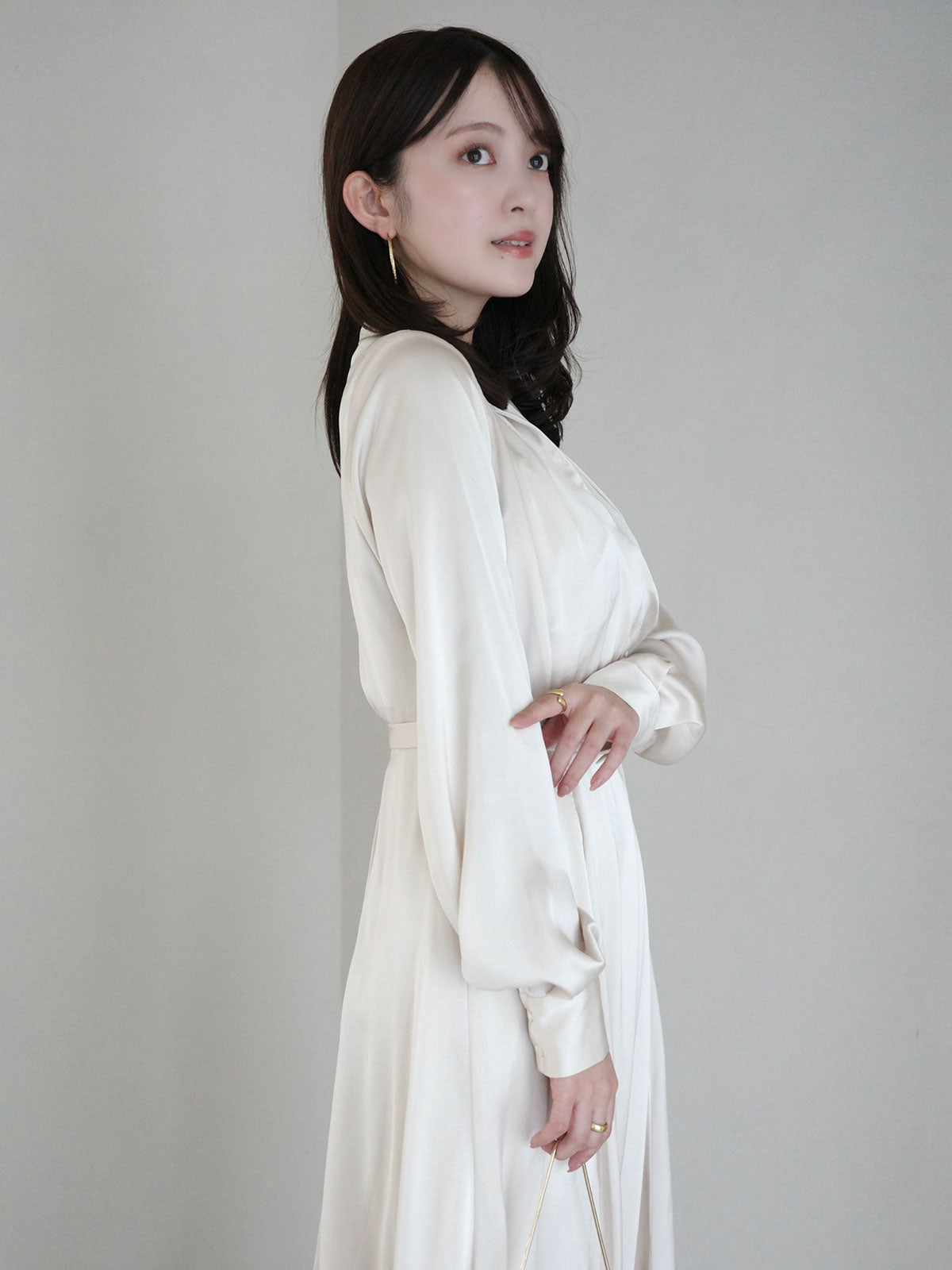 새틴 오픈 칼라 플레어 원피스