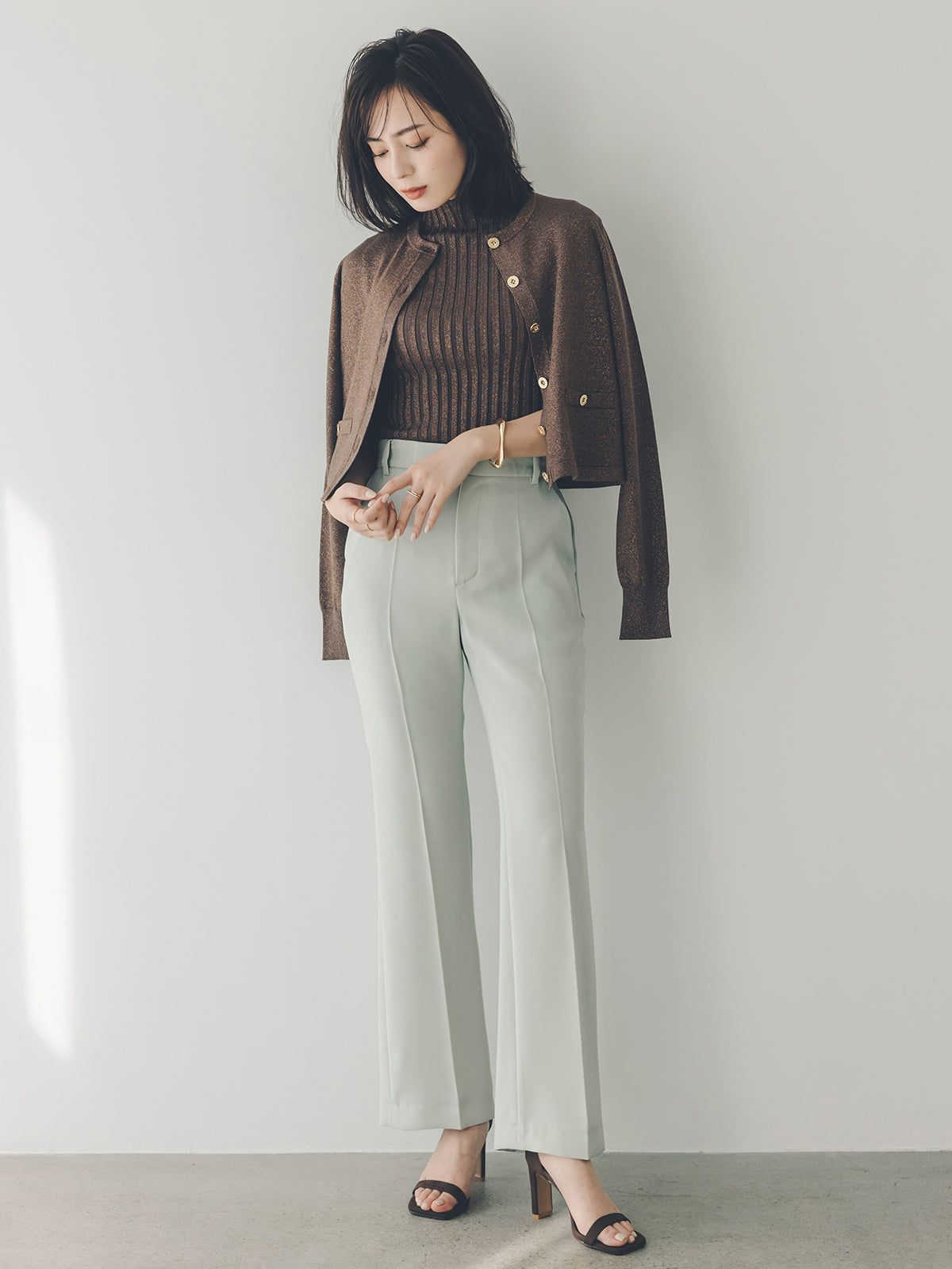 スリムフィットセミフレアパンツ