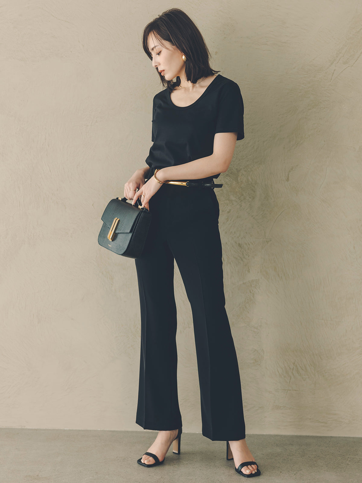 スリムフィットセミフレアパンツ