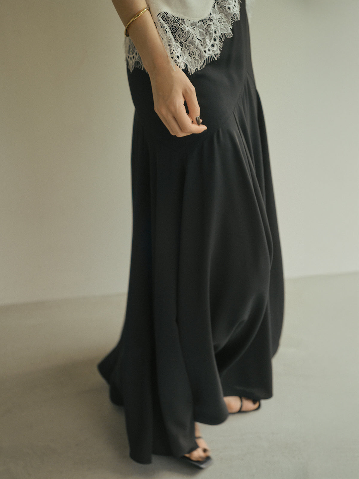 ライトダブルサテンボリュームナロースカート