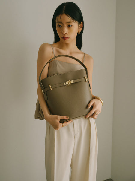 オウレンティ　ベルトディティールバッグ AULENTTI】ベルトディテールバケットバッグ