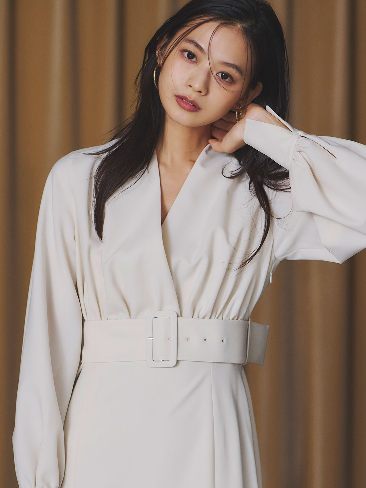 ノーカラーナローワンピース