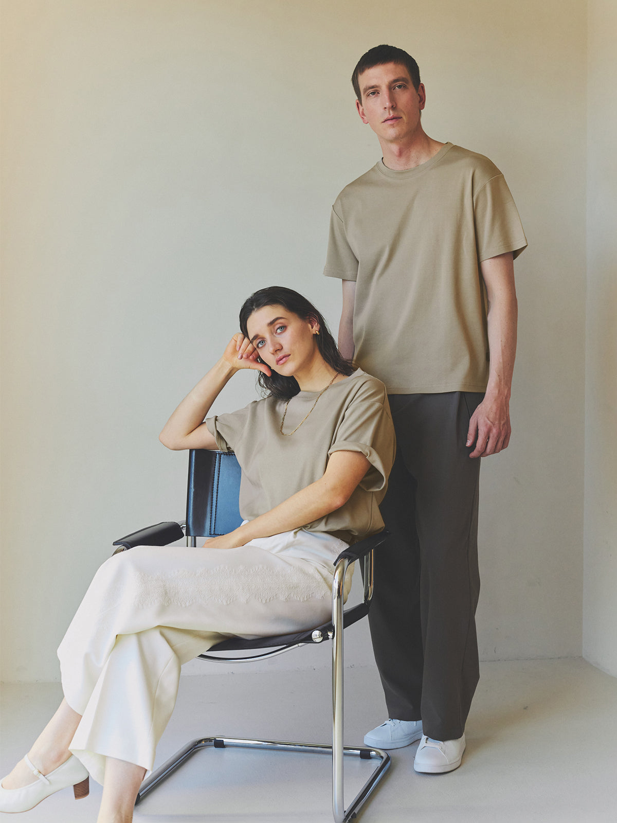 Male model: 182cm　Female model: 173cm　COLOR:GREY BEIGE　SIZE:F