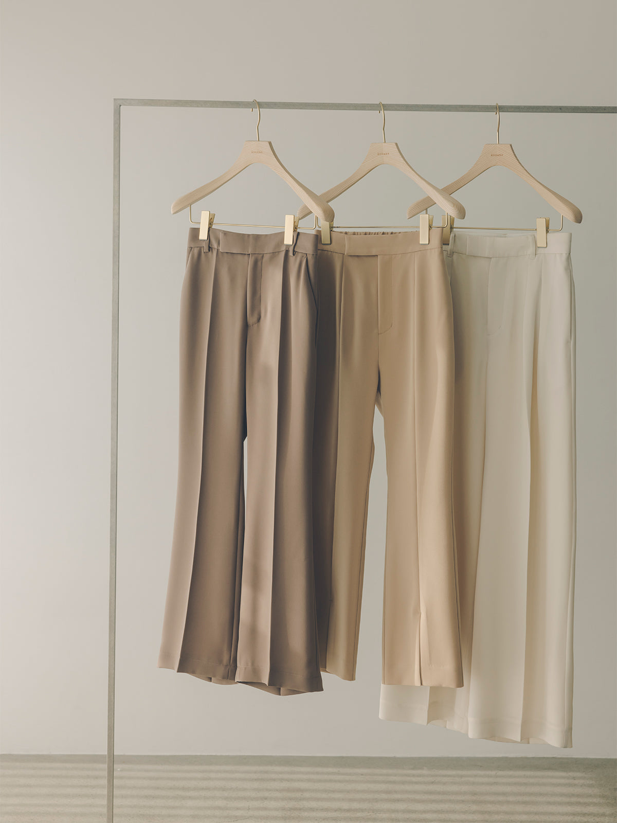 スリムフィットセミフレアパンツ