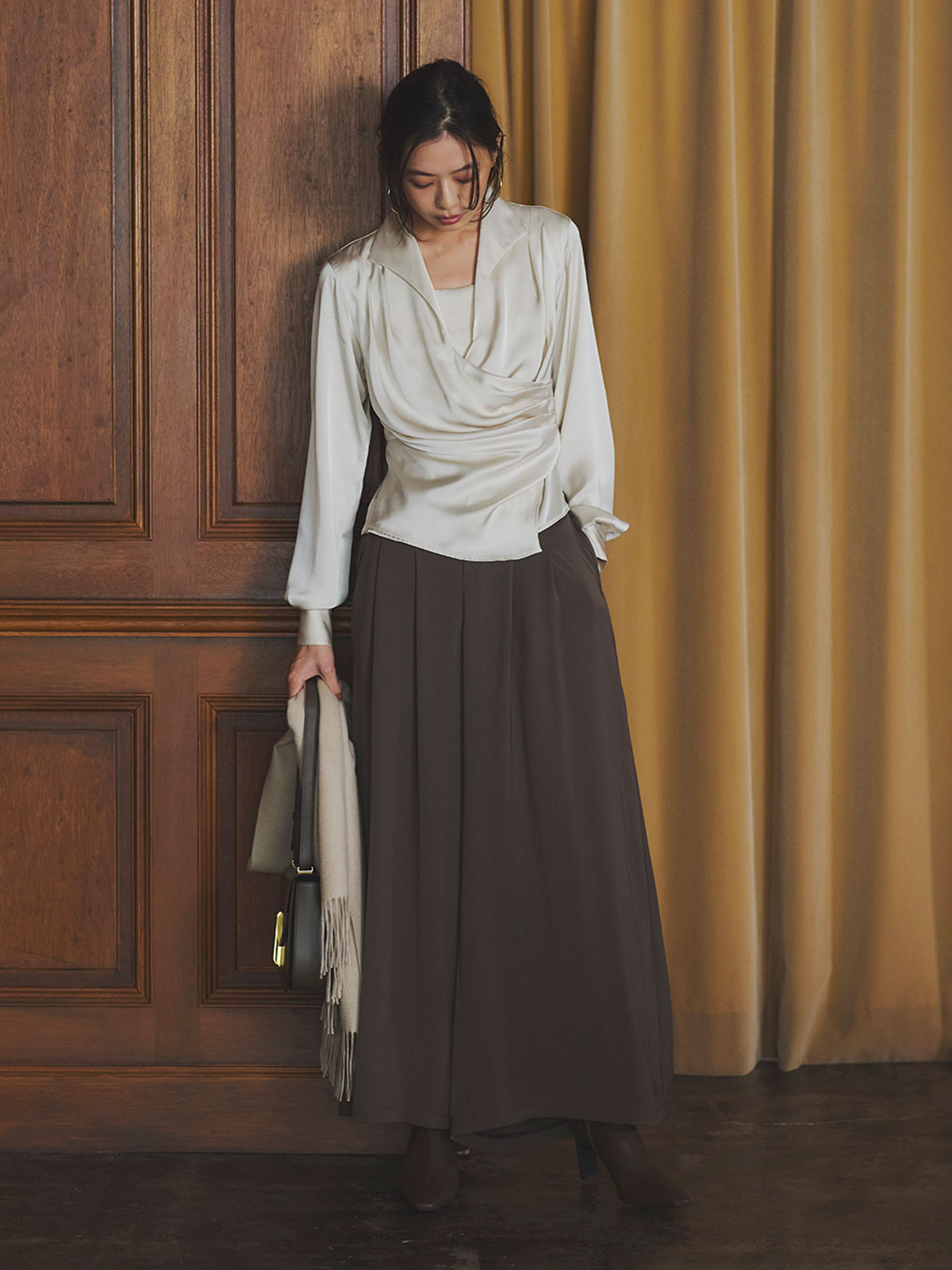 パウダーサテンワイドパンツ