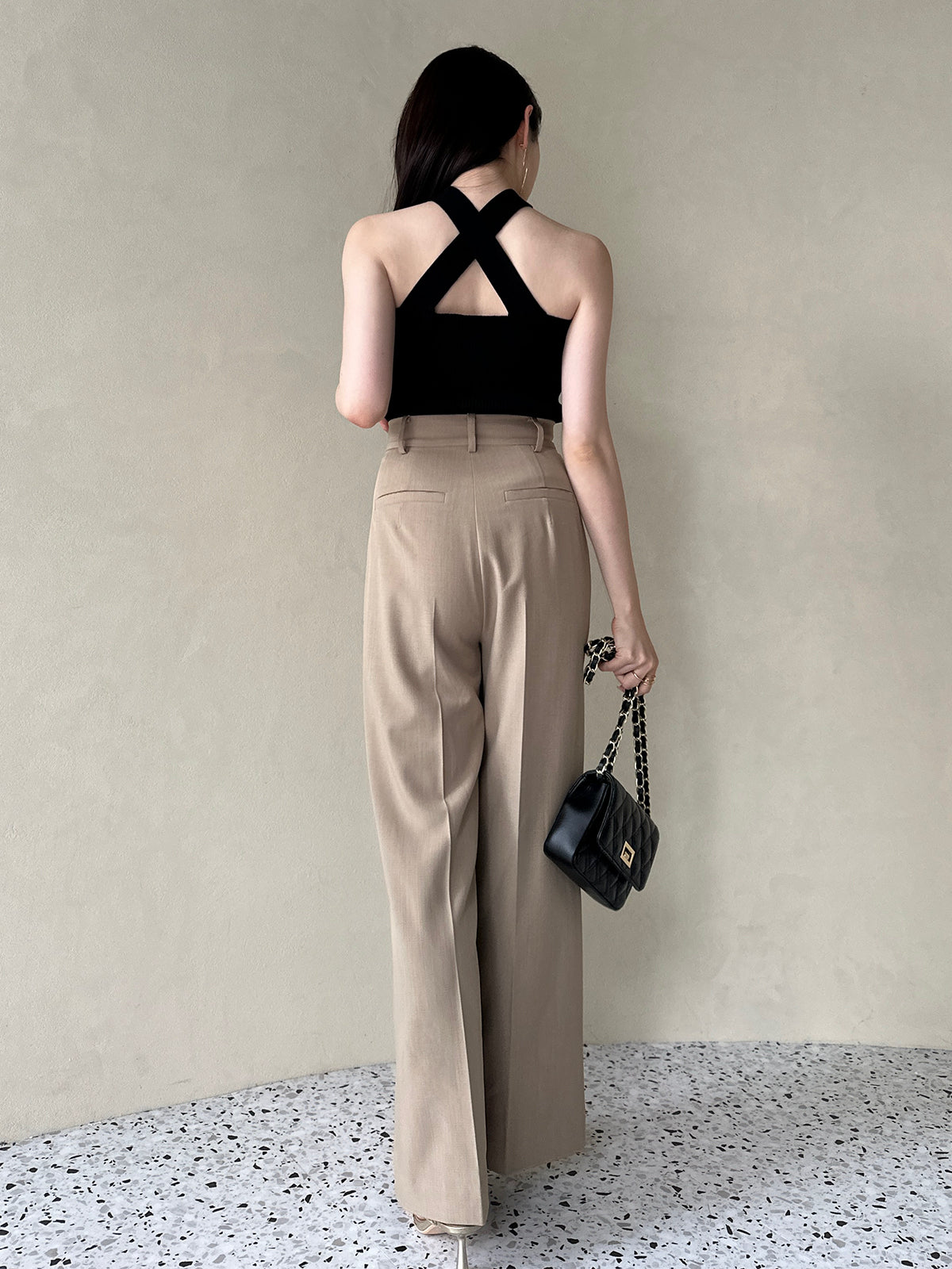 【美品】ツイストホルターネックニットトップス　BEIGE ツイストホルターネックニットトップス
