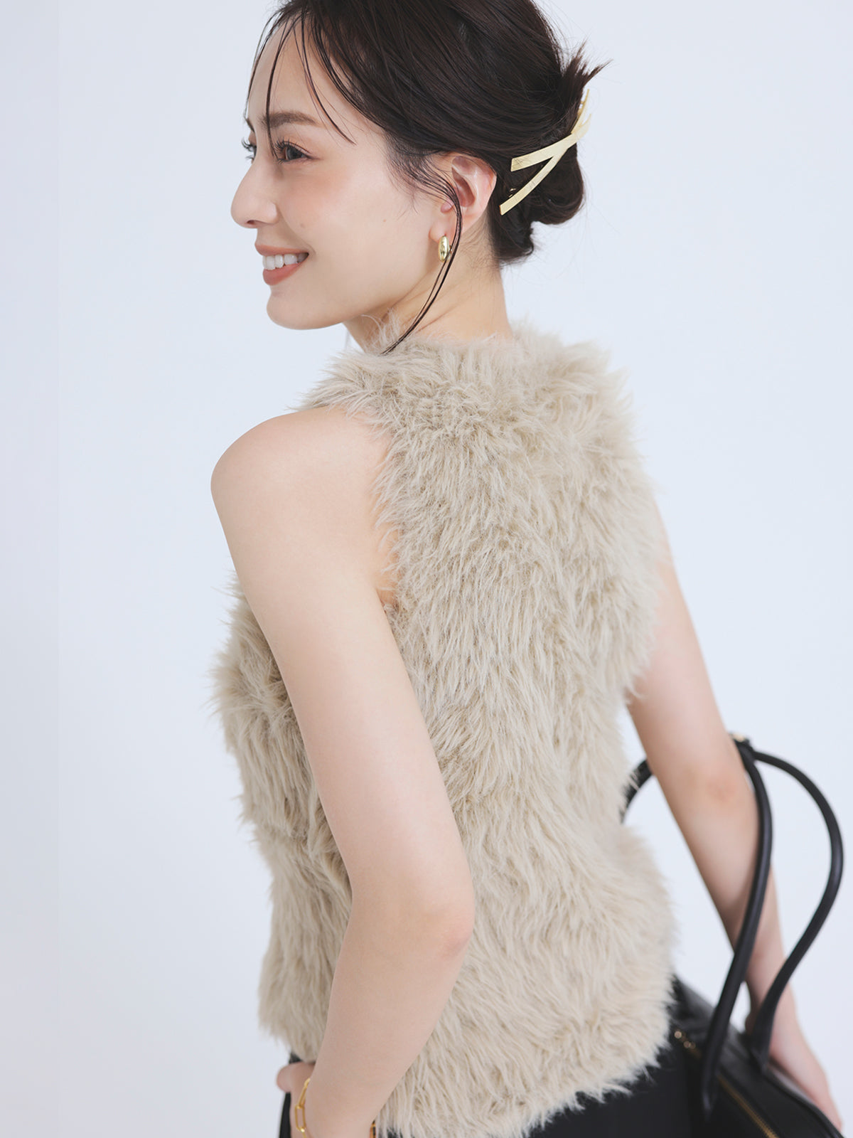 【美品】ファーライクノースリーブ　ニットトップス BEIGE ファーライクノースリーブニットトップス
