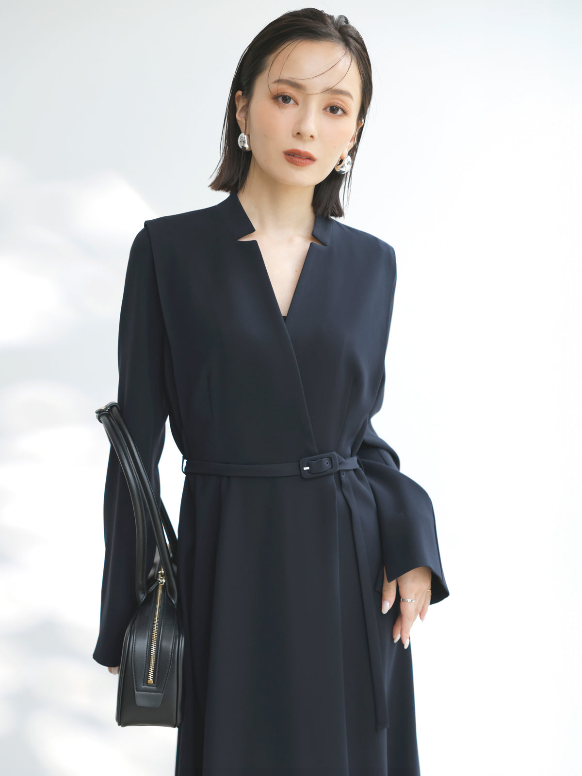 【人気完売品】anuans ダブルサテンノーカラータックワンピース　ネイビー　M セール】ダブルサテンノーカラータックワンピース（ワンピース