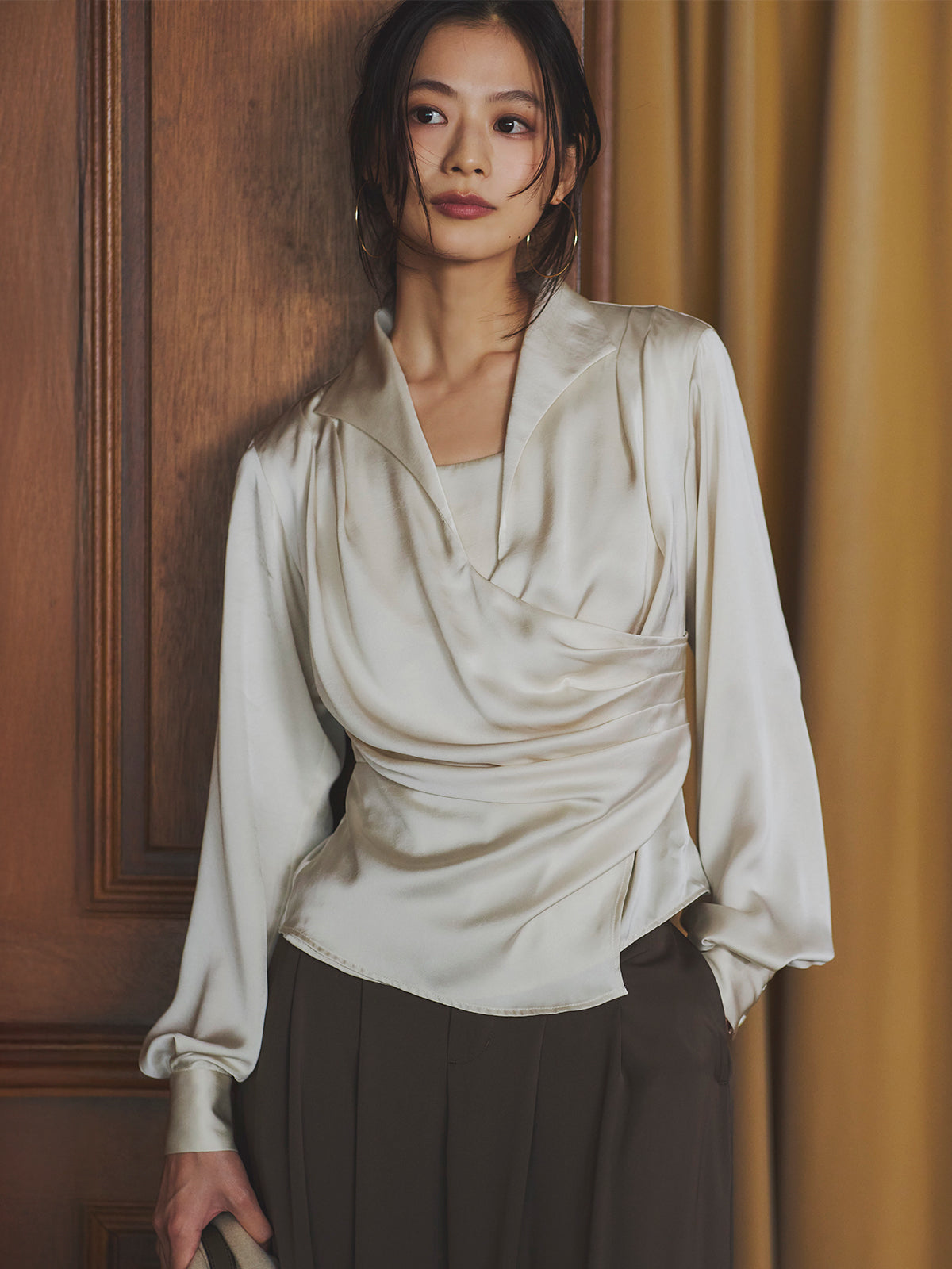 anuansサテンVネックタイブラウス (ブラウン) ánuans 公式サイト