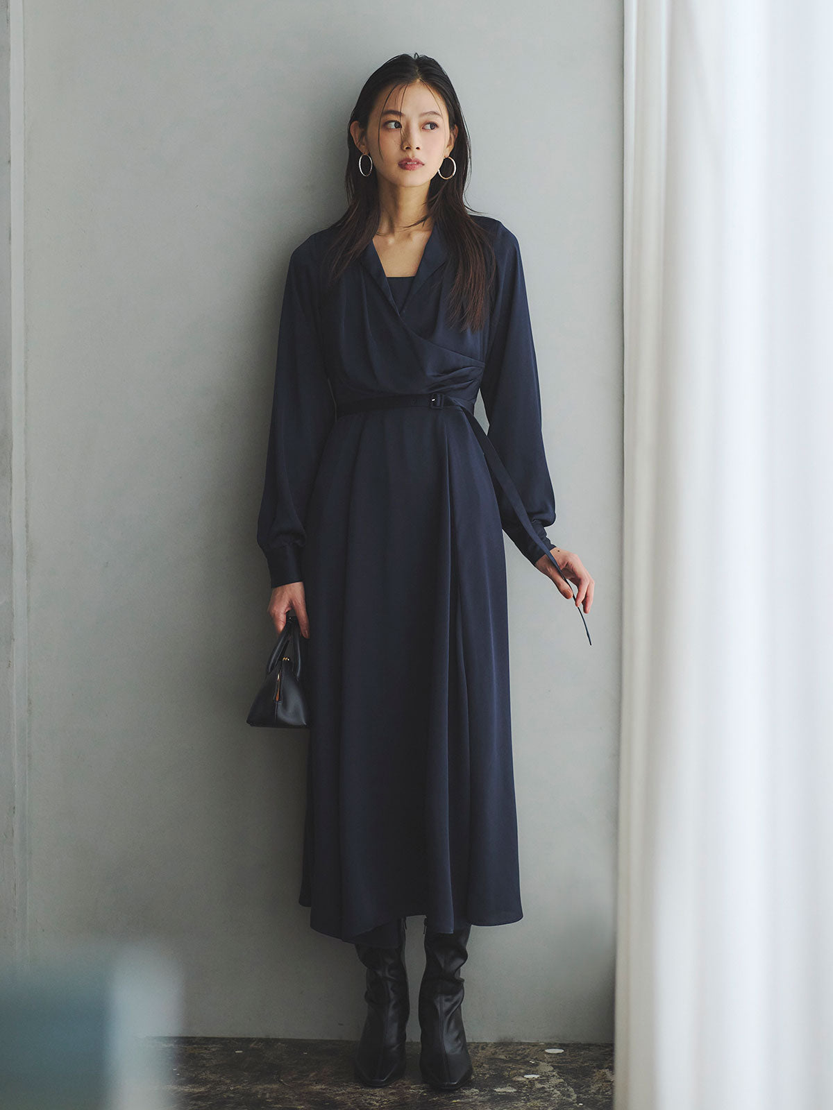 サテンオープンカラーフレアワンピース