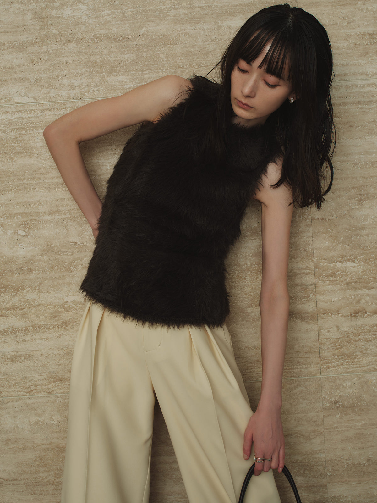 【美品】ファーライクノースリーブ　ニットトップス BEIGE ファーライクノースリーブニットトップス
