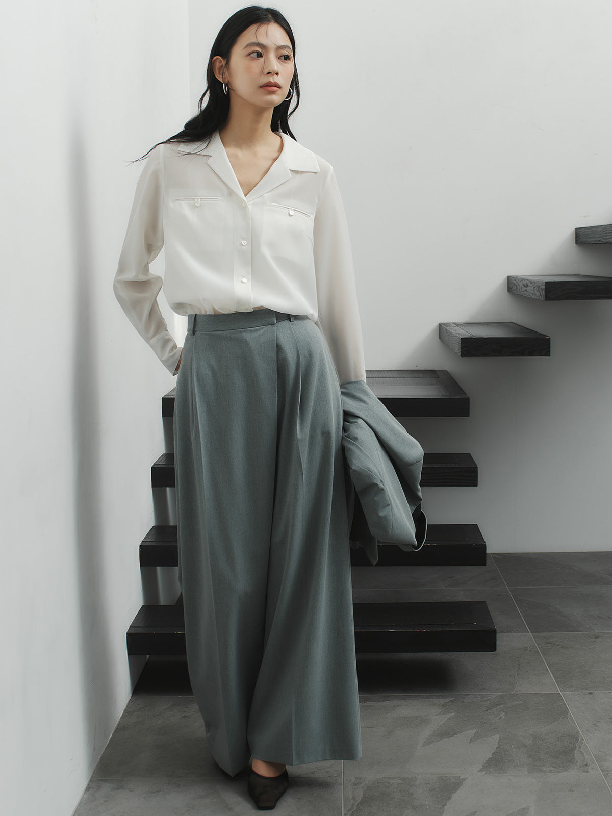 セミシアーオープンカラーブラウス