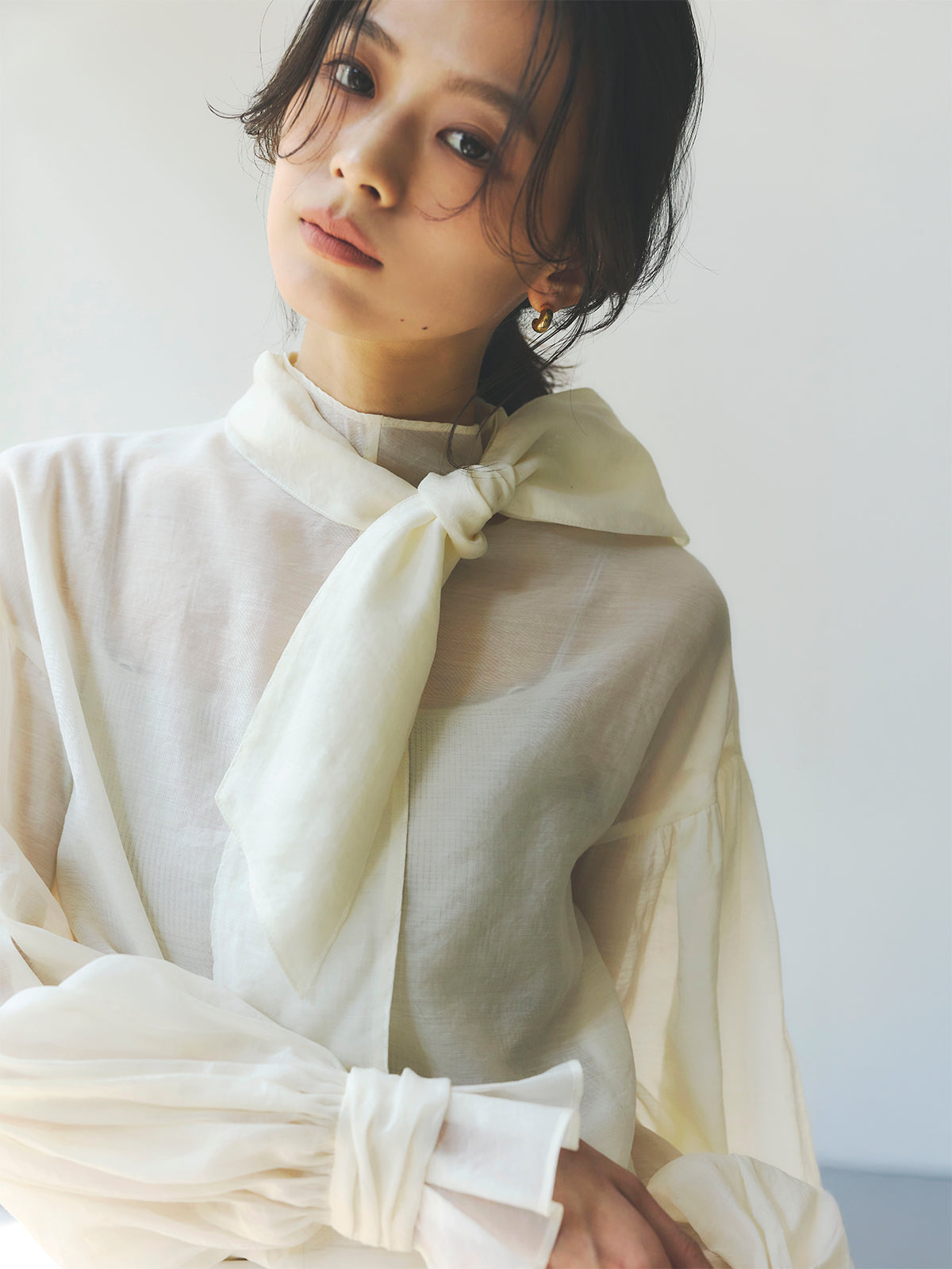 ハイネックシアーボウタイブラウス