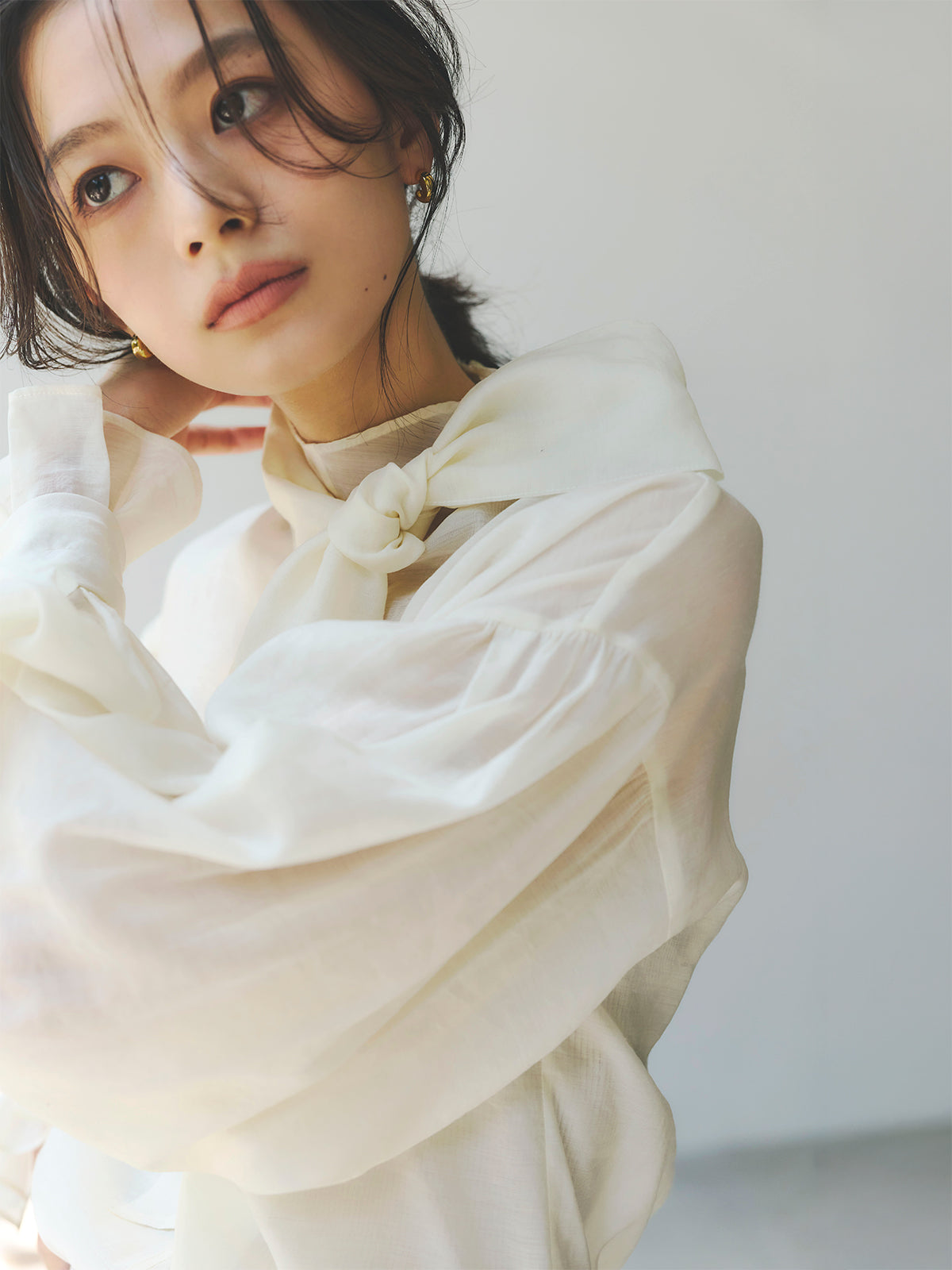 ハイネックシアーボウタイブラウス