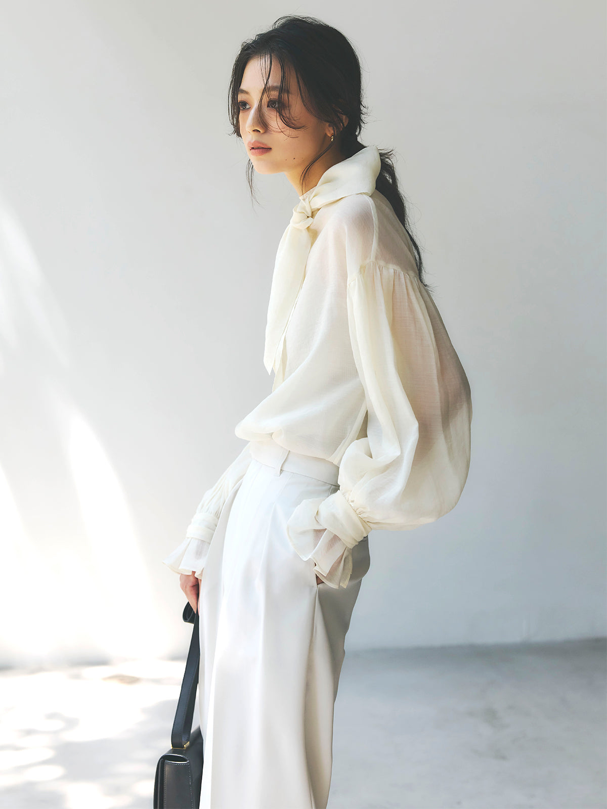 ハイネックシアーボウタイブラウス