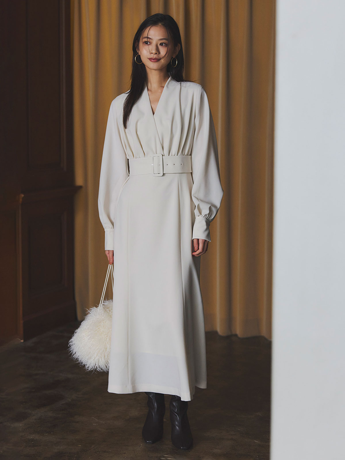 ノーカラーナローワンピース