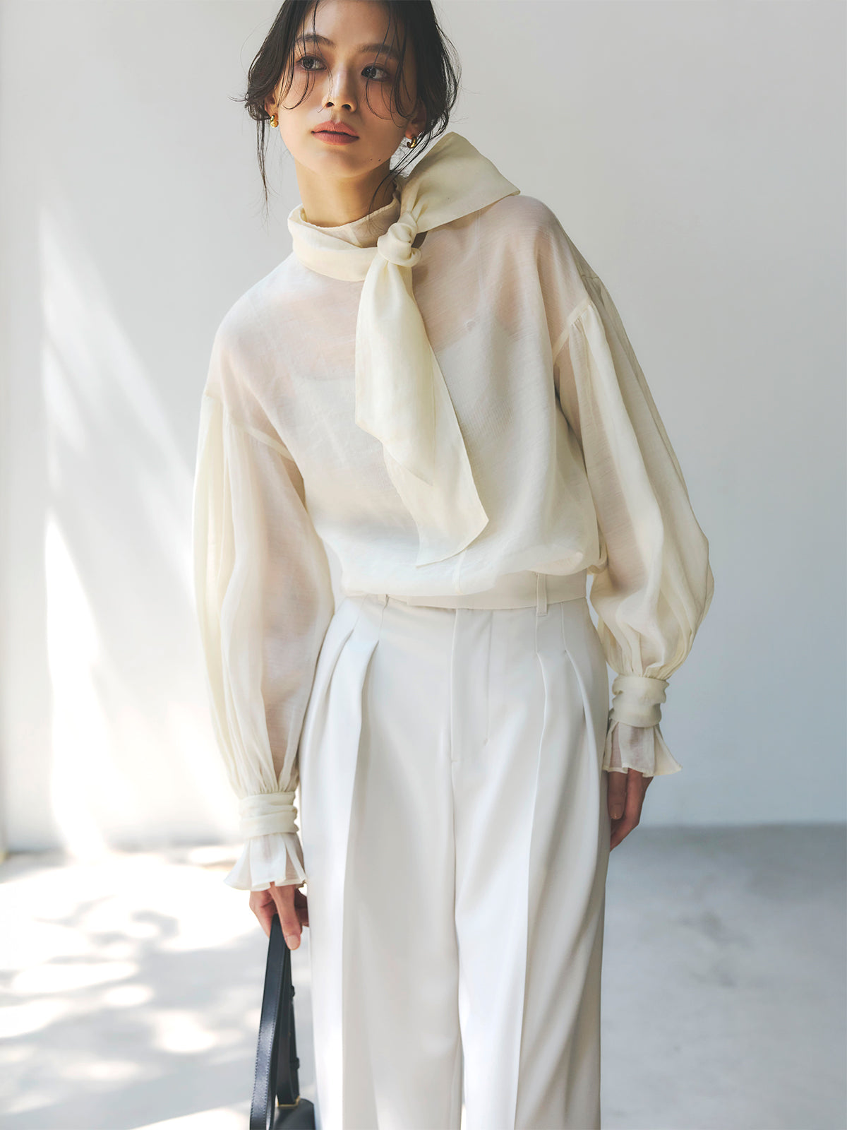 ハイネックシアーボウタイブラウス