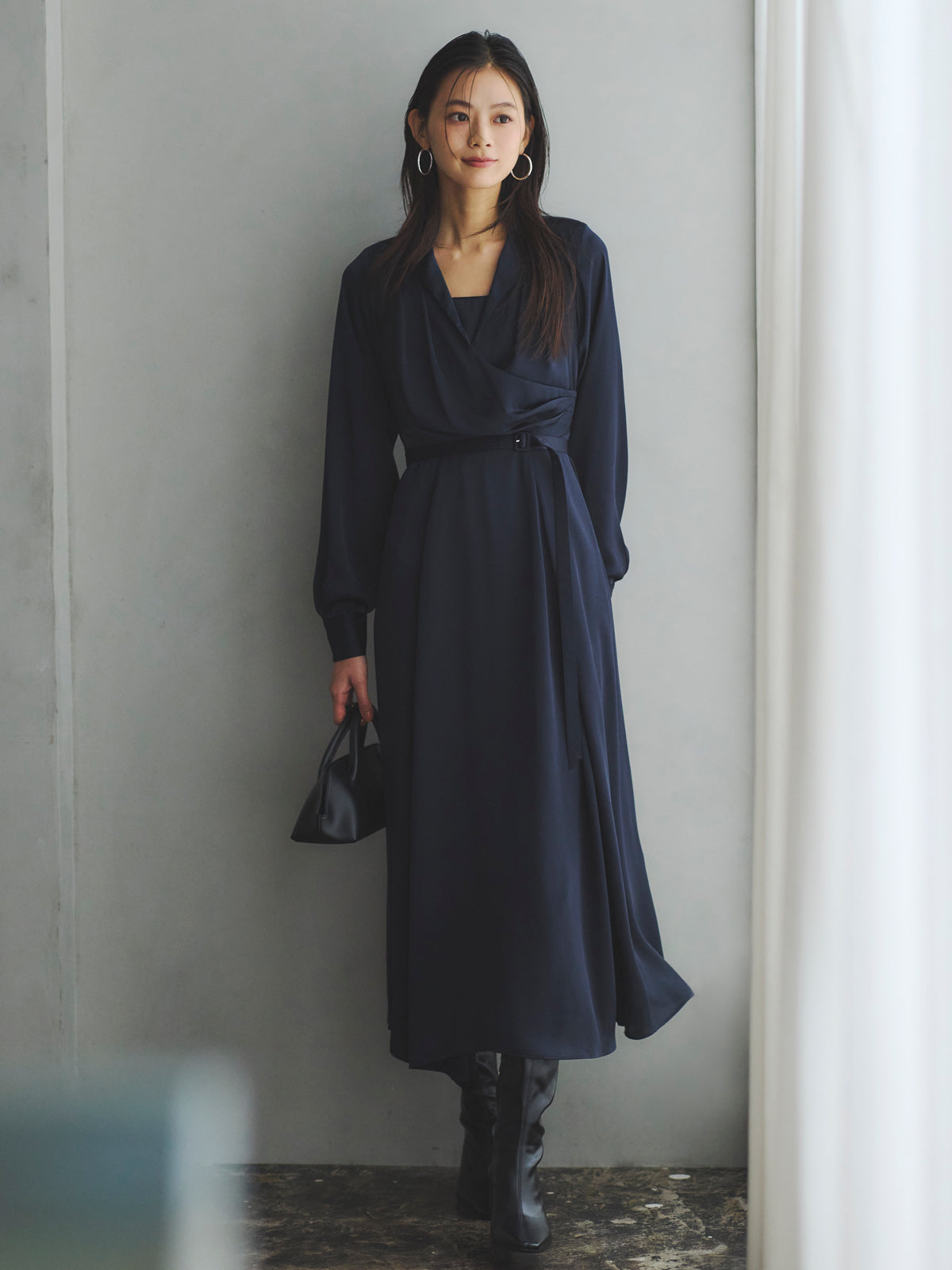 サテンオープンカラーフレアワンピース