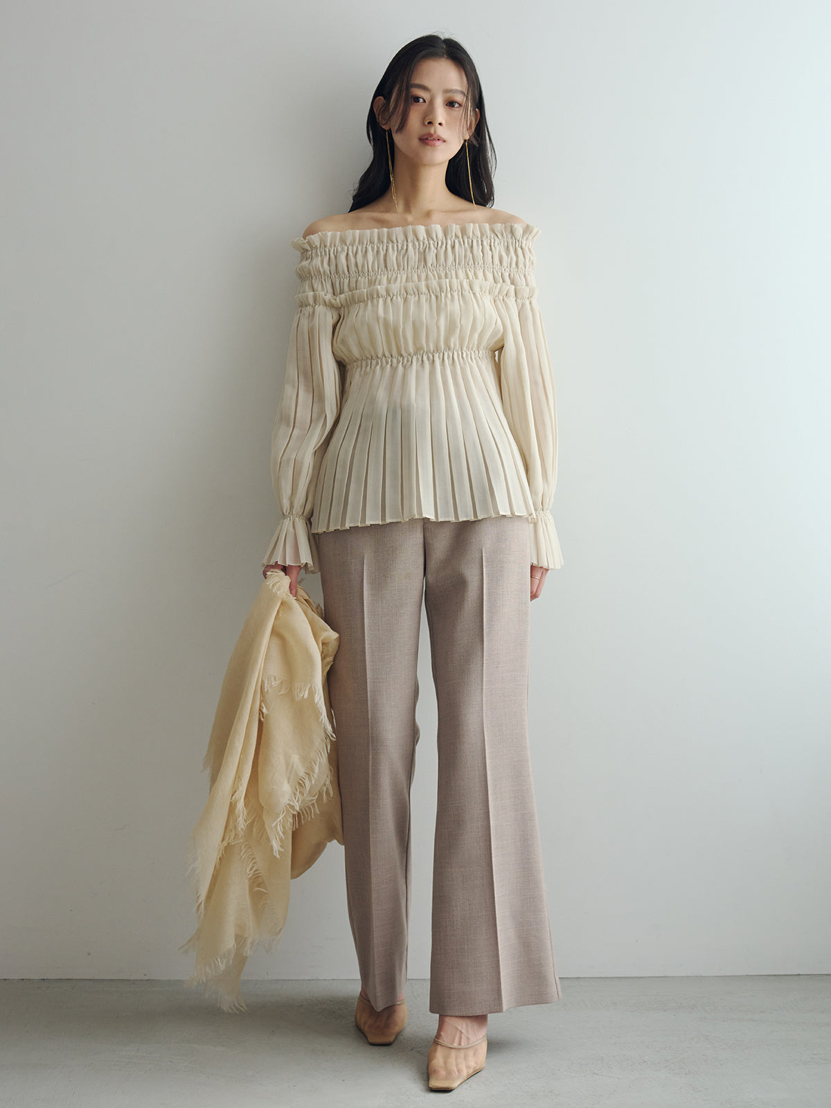 オフショルダープリーツチュニック