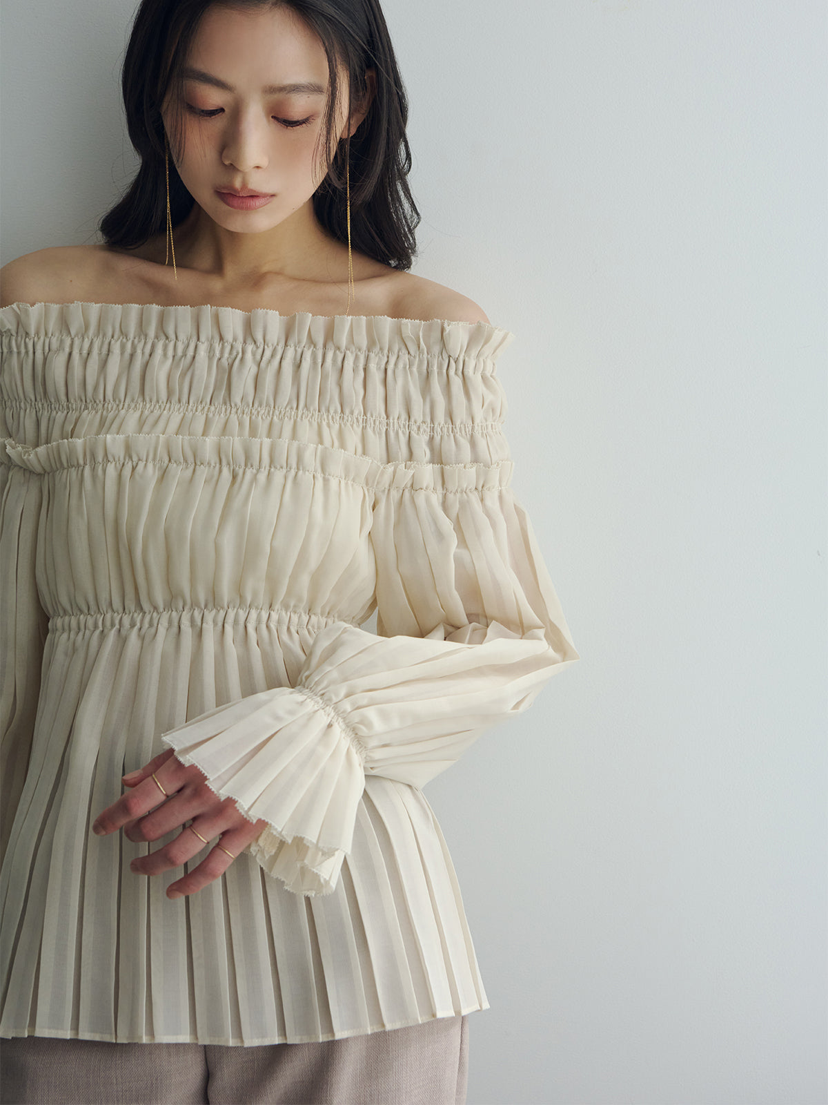オフショルダープリーツチュニック