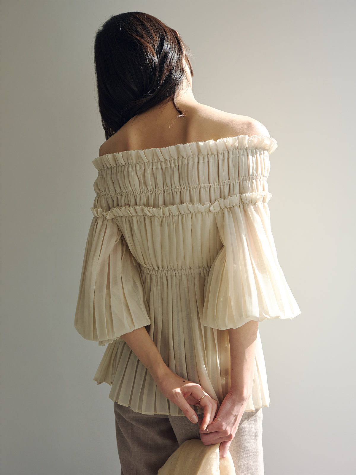 オフショルダープリーツチュニック