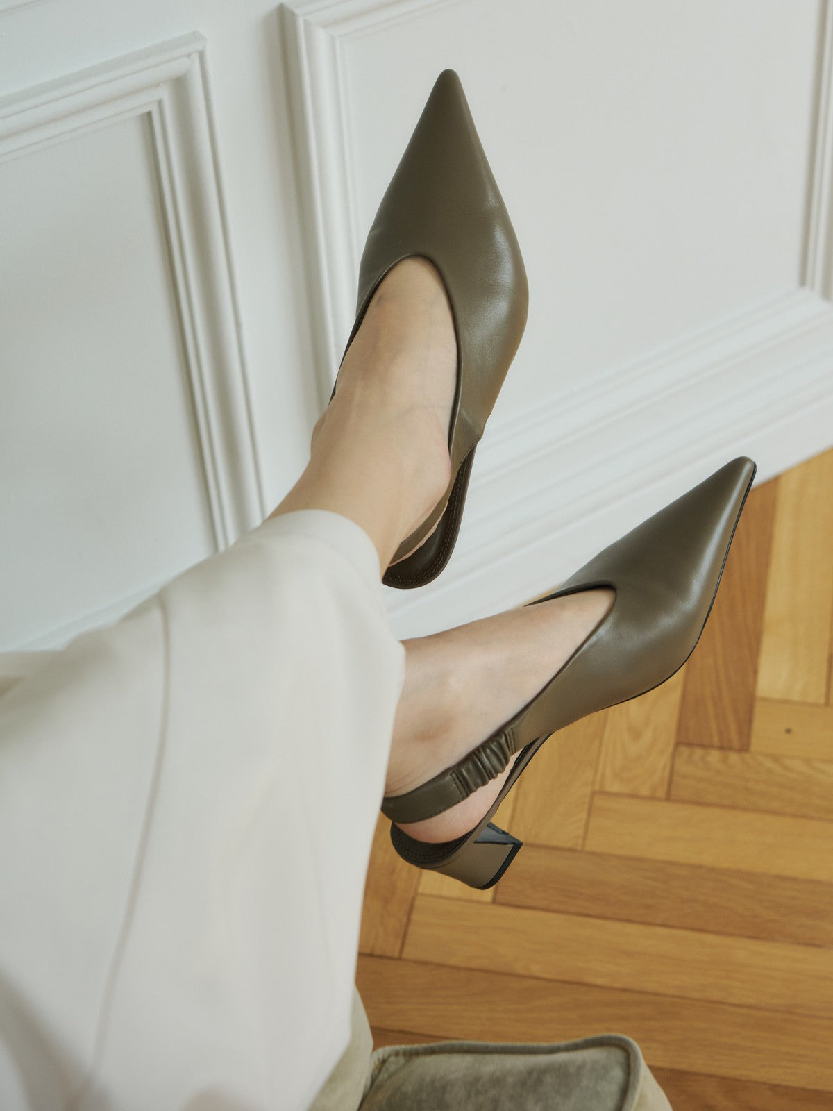 COLOR:TAUPE