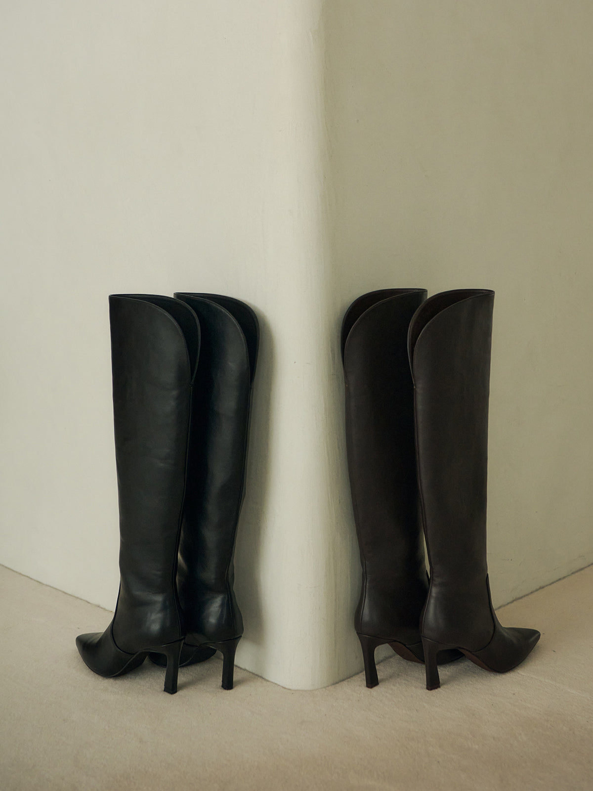 (左)BLACK　(右)BROWN