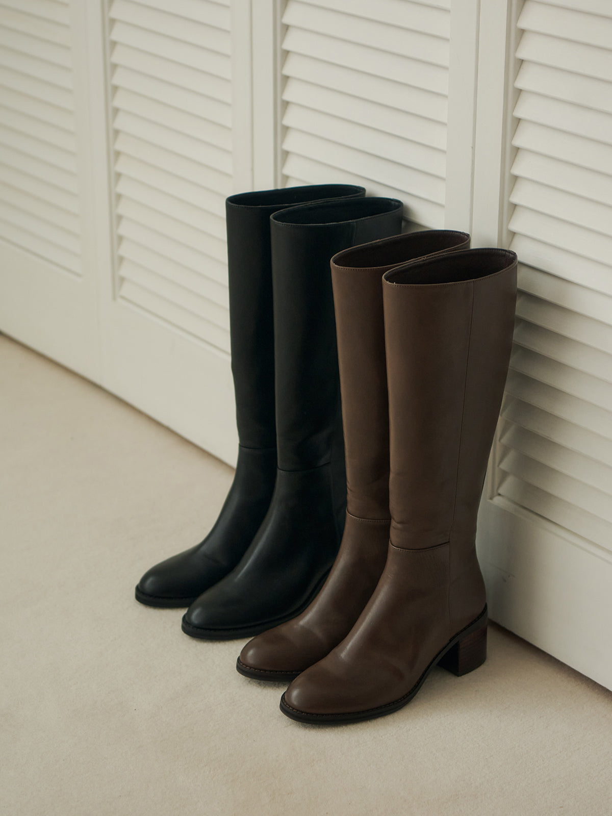 (左)BLACK　(右)BROWN