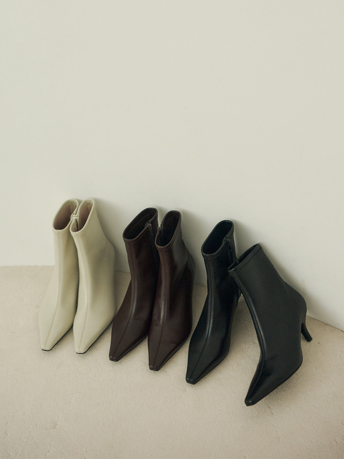 (左)ECRU　(中)DARK BROWN　(右)BLACK