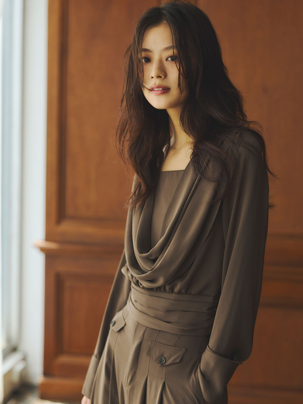 パウダーサテンドレープトップス