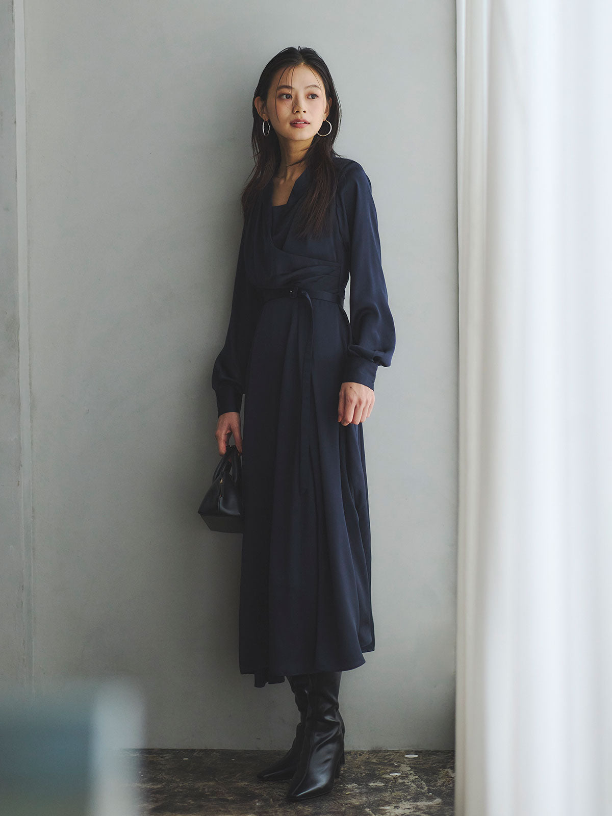 サテンオープンカラーフレアワンピース