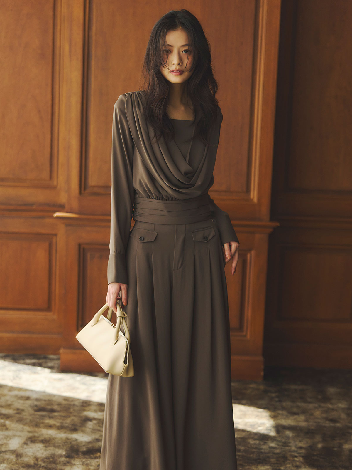 パウダーサテンドレープトップス