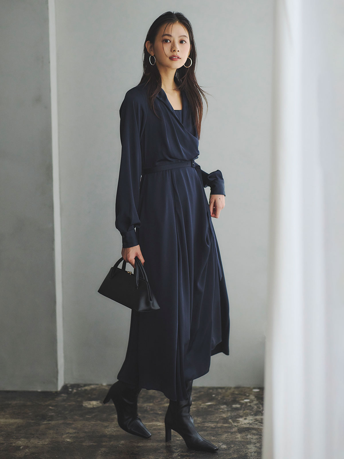 サテンオープンカラーフレアワンピース