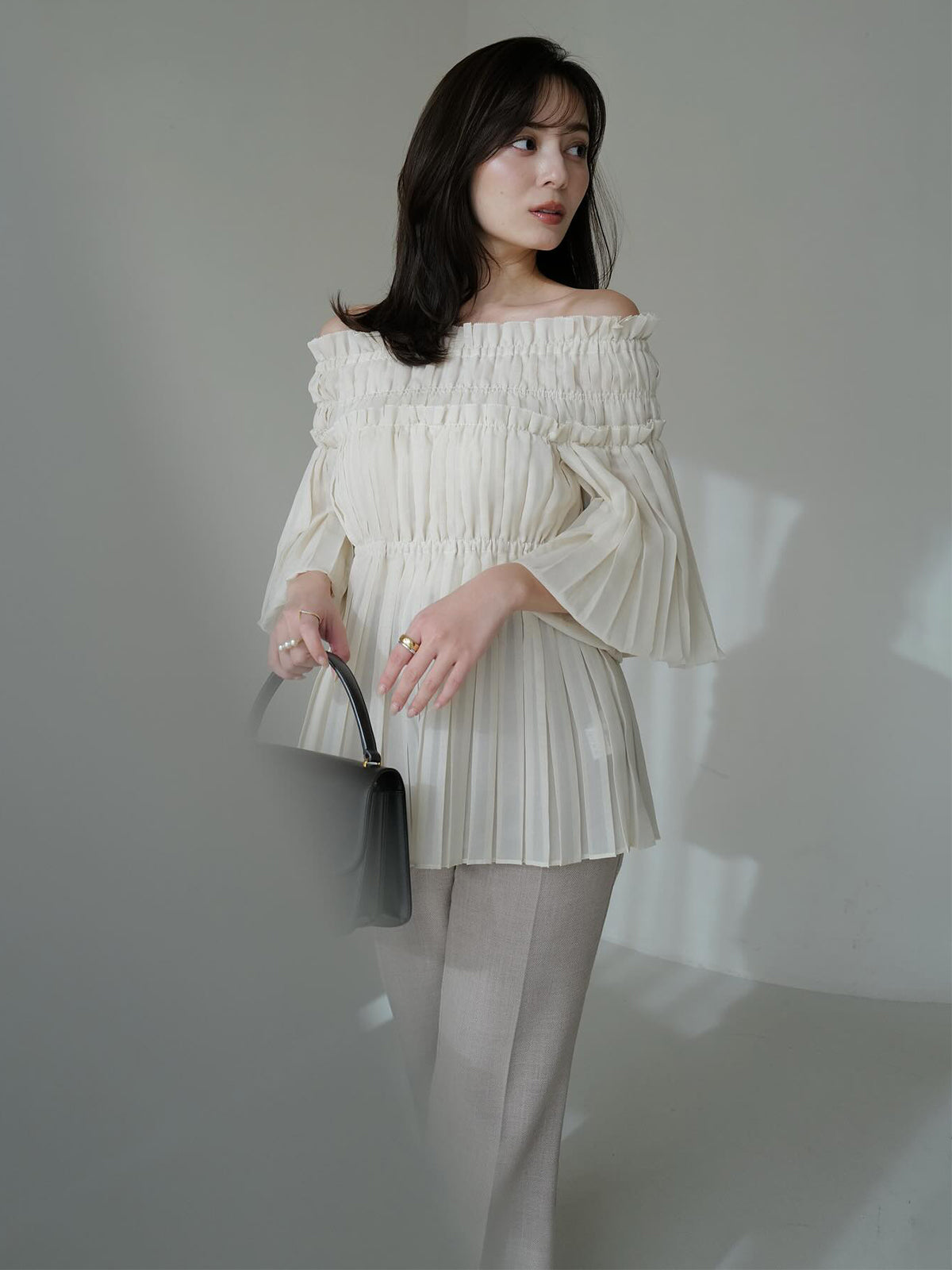 オフショルダープリーツチュニック