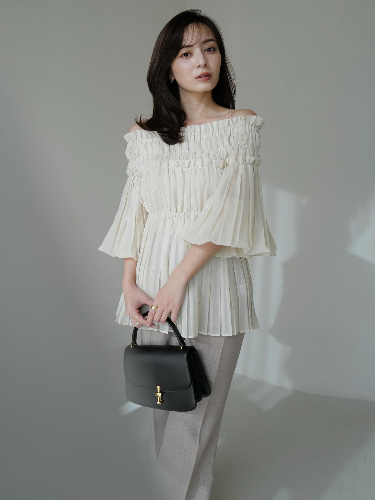オフショルダープリーツチュニック