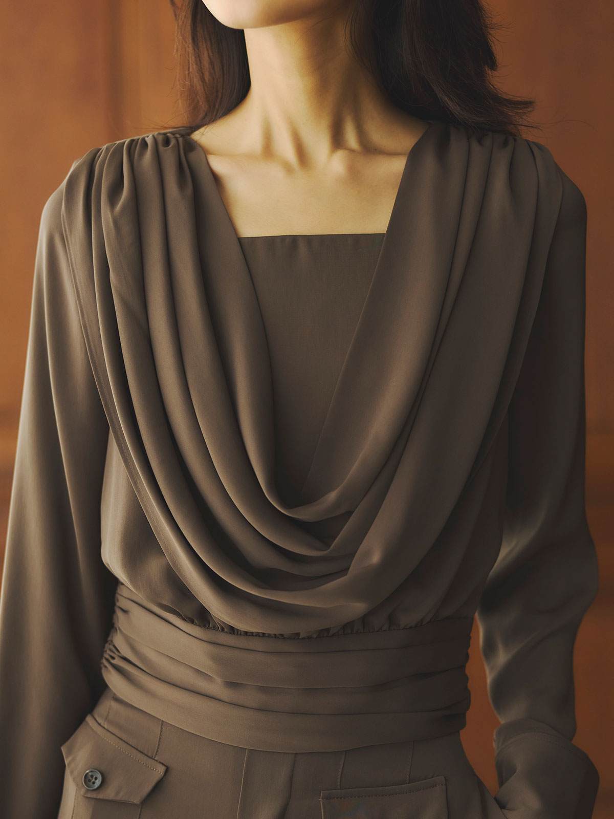 パウダーサテンドレープトップス