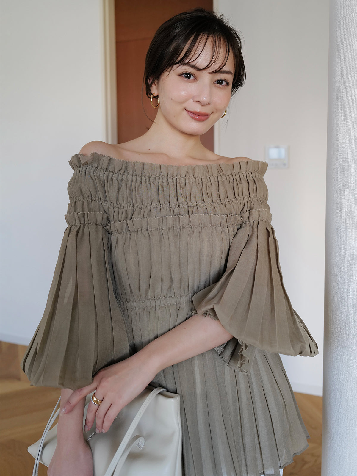 オフショルダープリーツチュニック