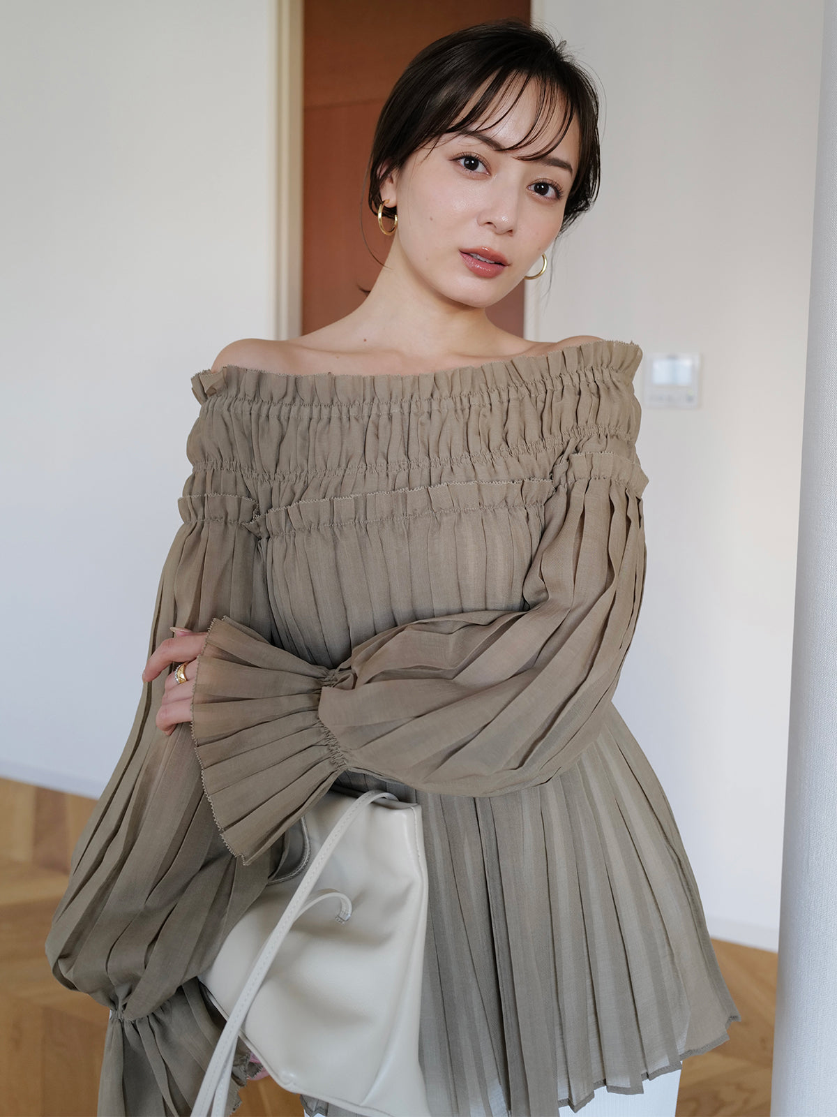 オフショルダープリーツチュニック