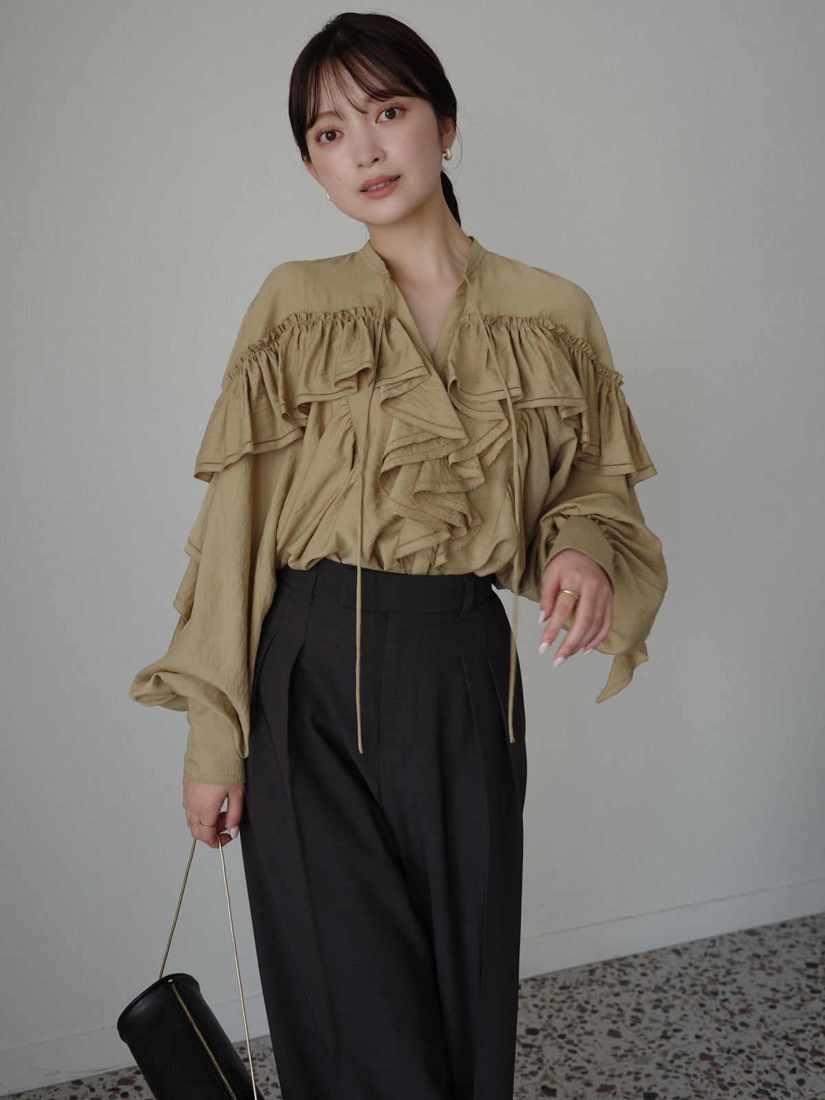 リンクルラッフルブラウス