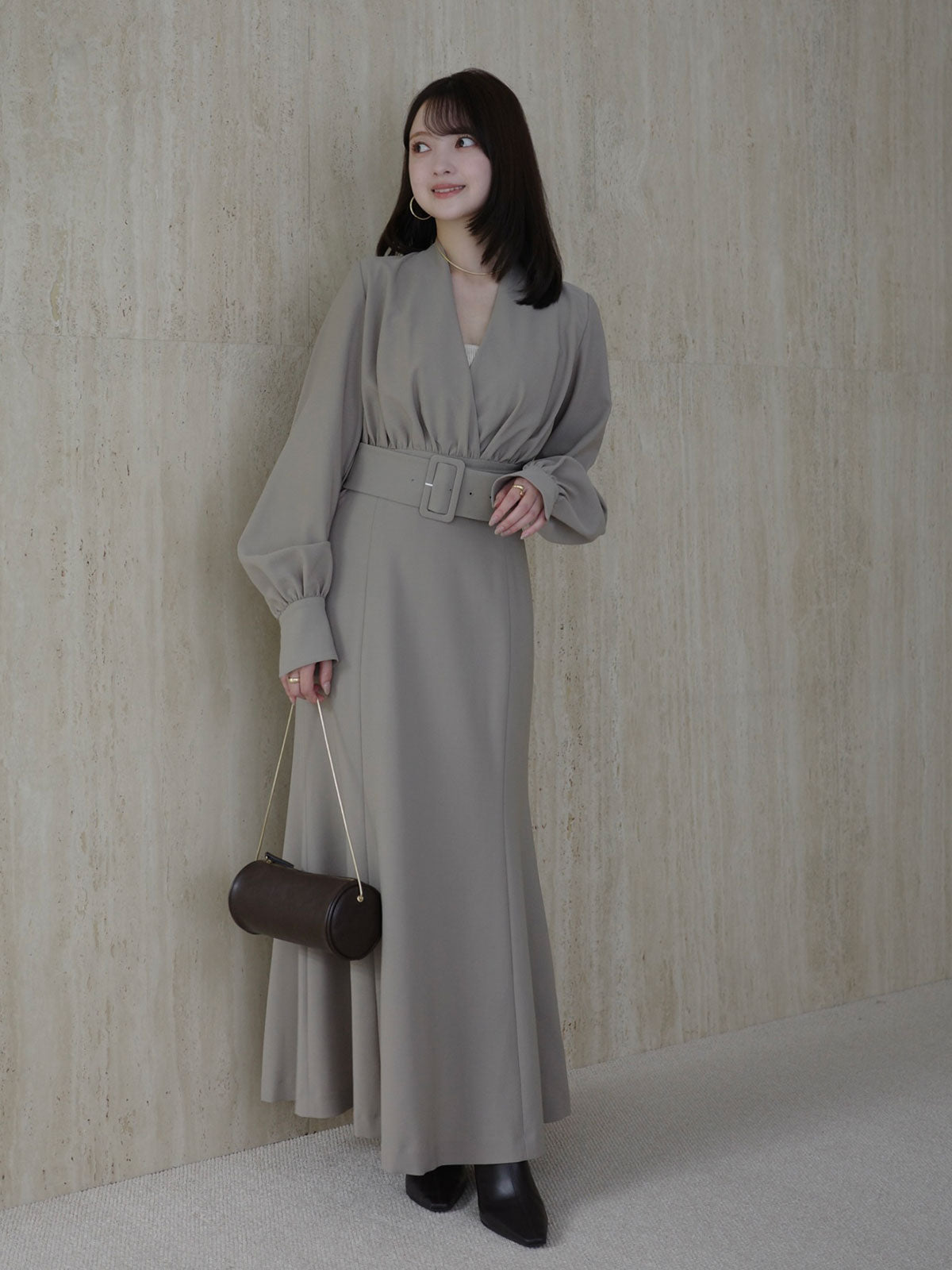 ノーカラーナローワンピース