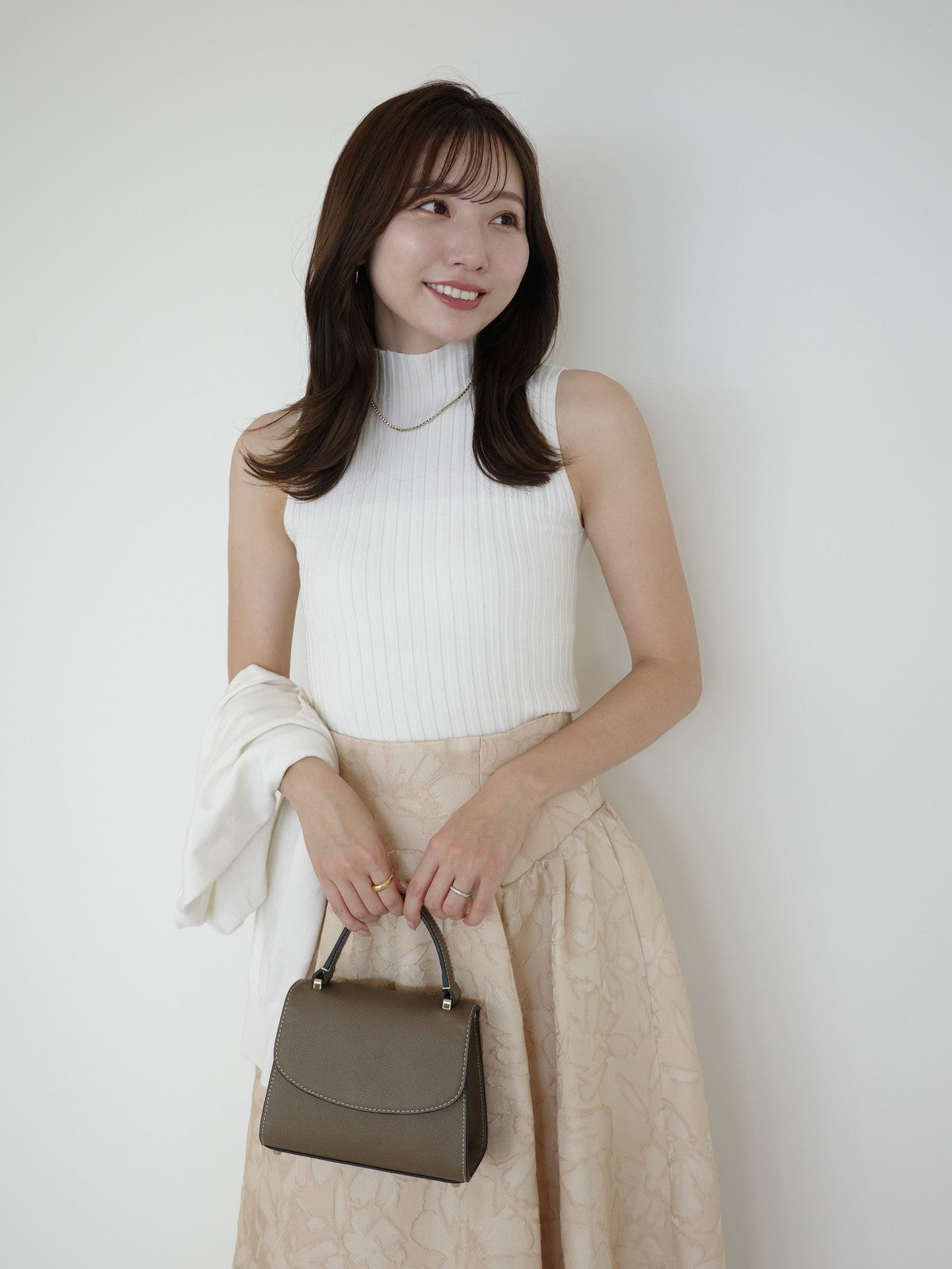 COLOR:IVORY