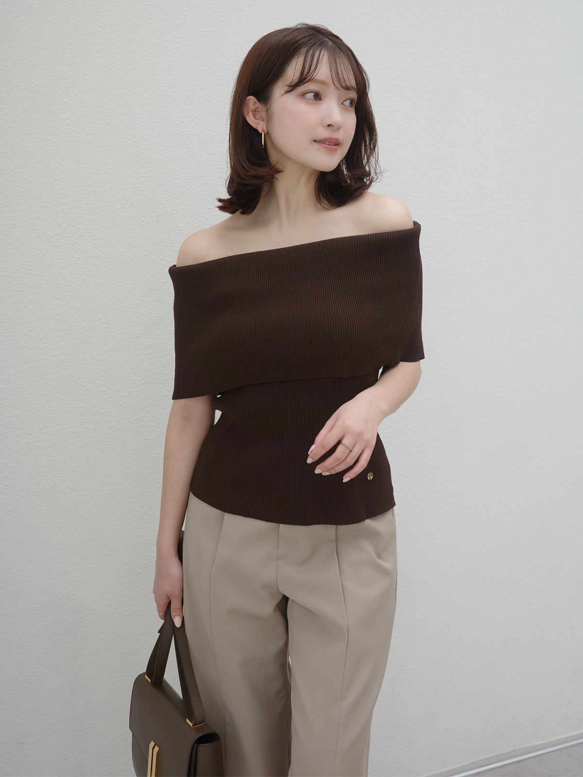 소프트 핏 오프숄더 니트 탑