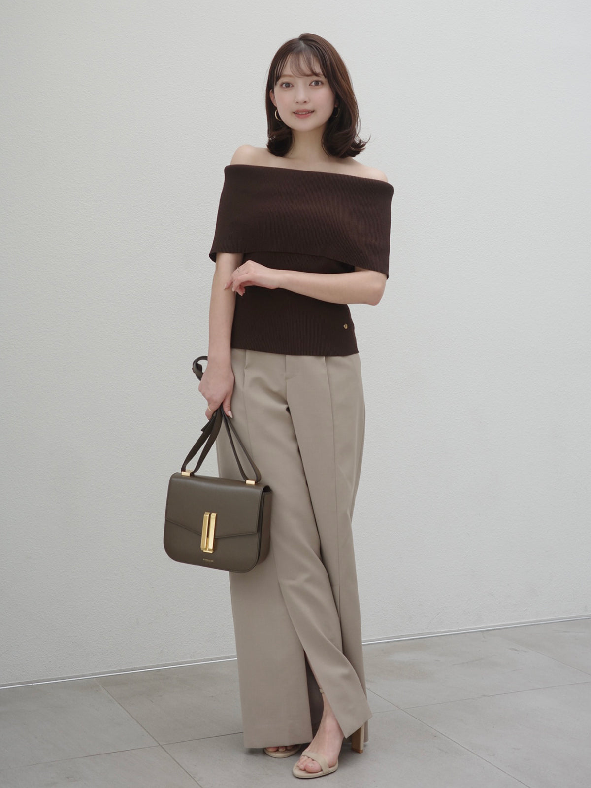 소프트 핏 오프숄더 니트 탑