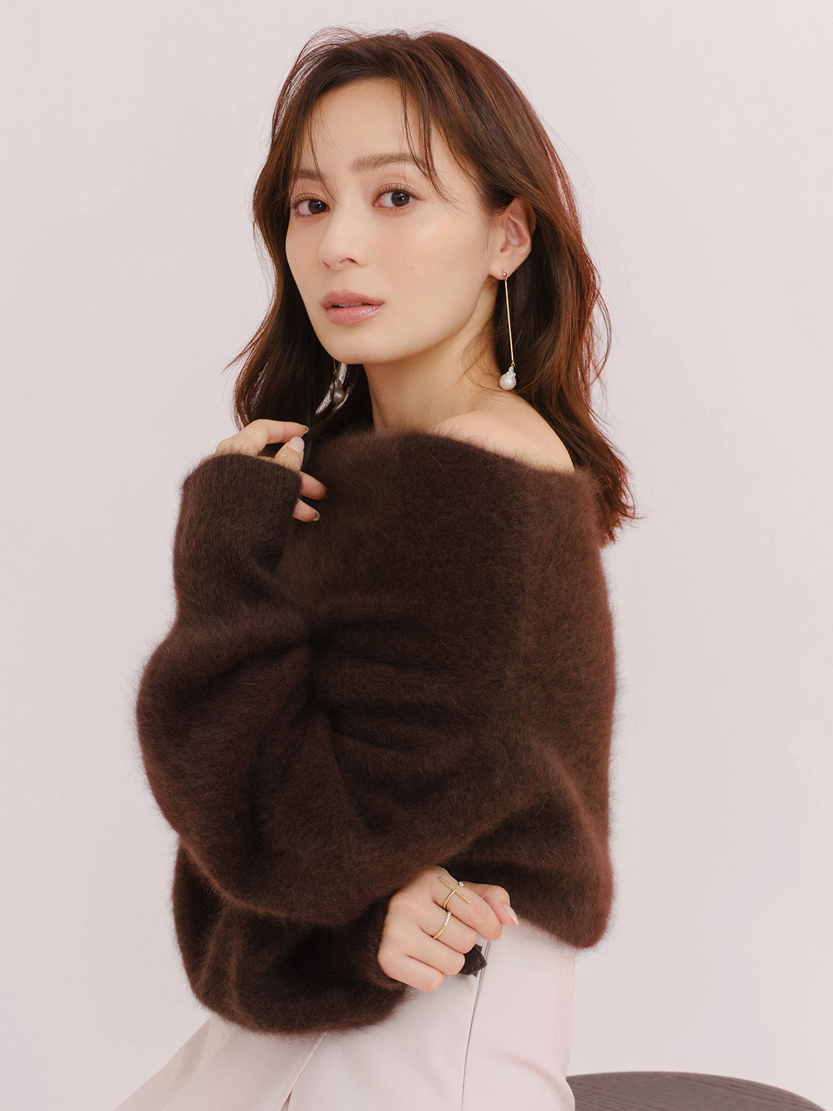 ラクーンフォックスオフショルニットトップス