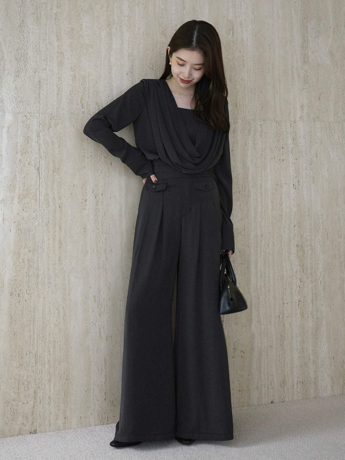 パウダーサテンドレープトップス