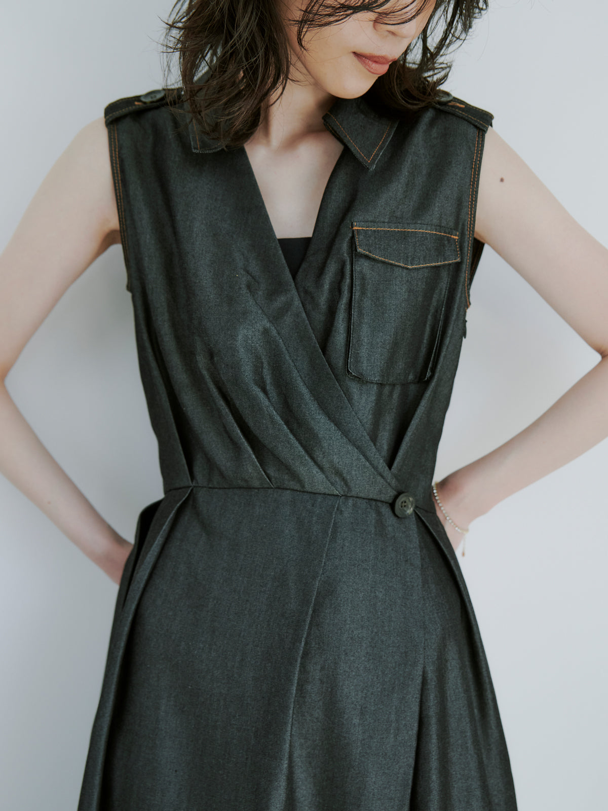 无袖风衣细节连衣裙