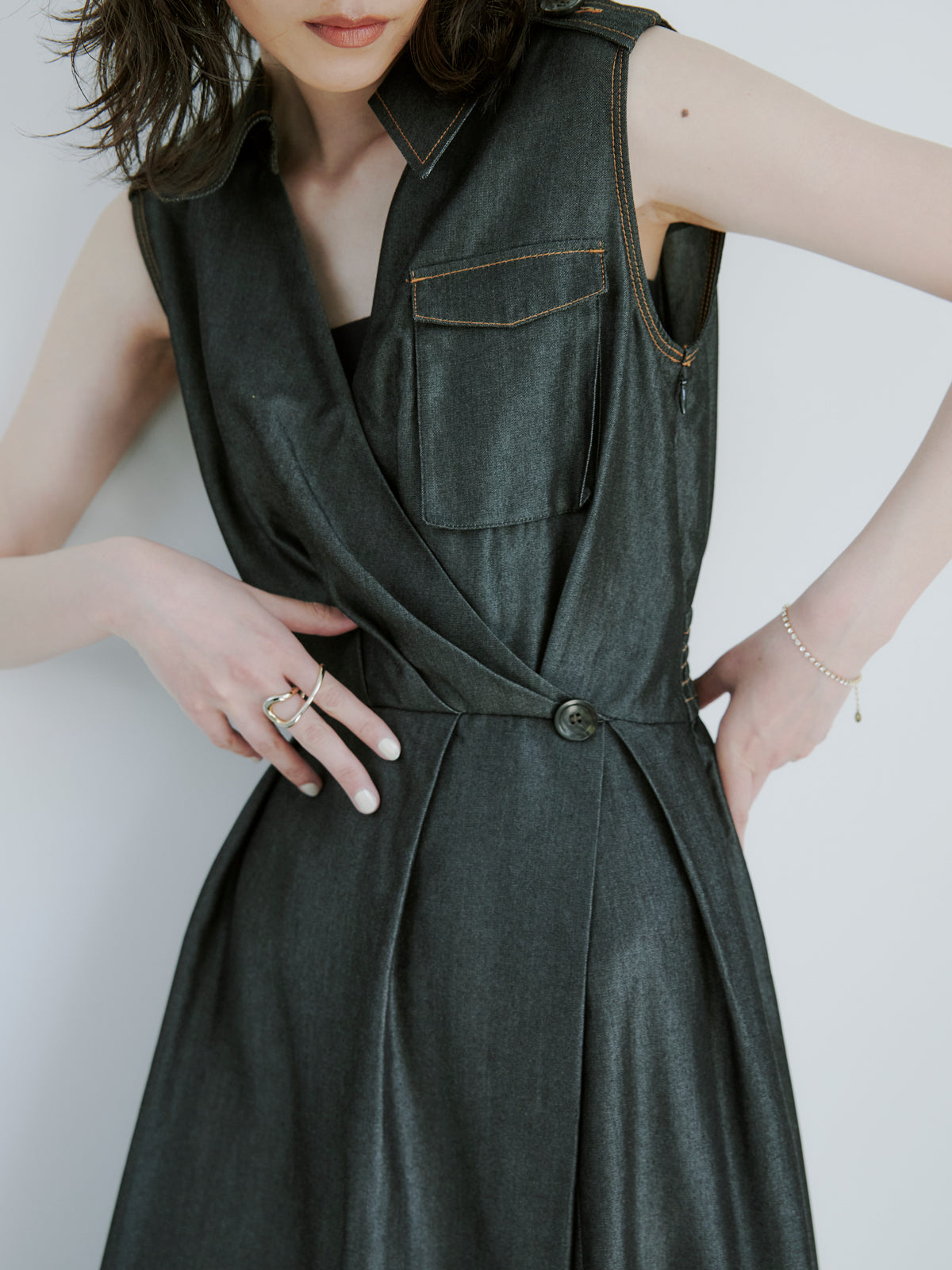 无袖风衣细节连衣裙