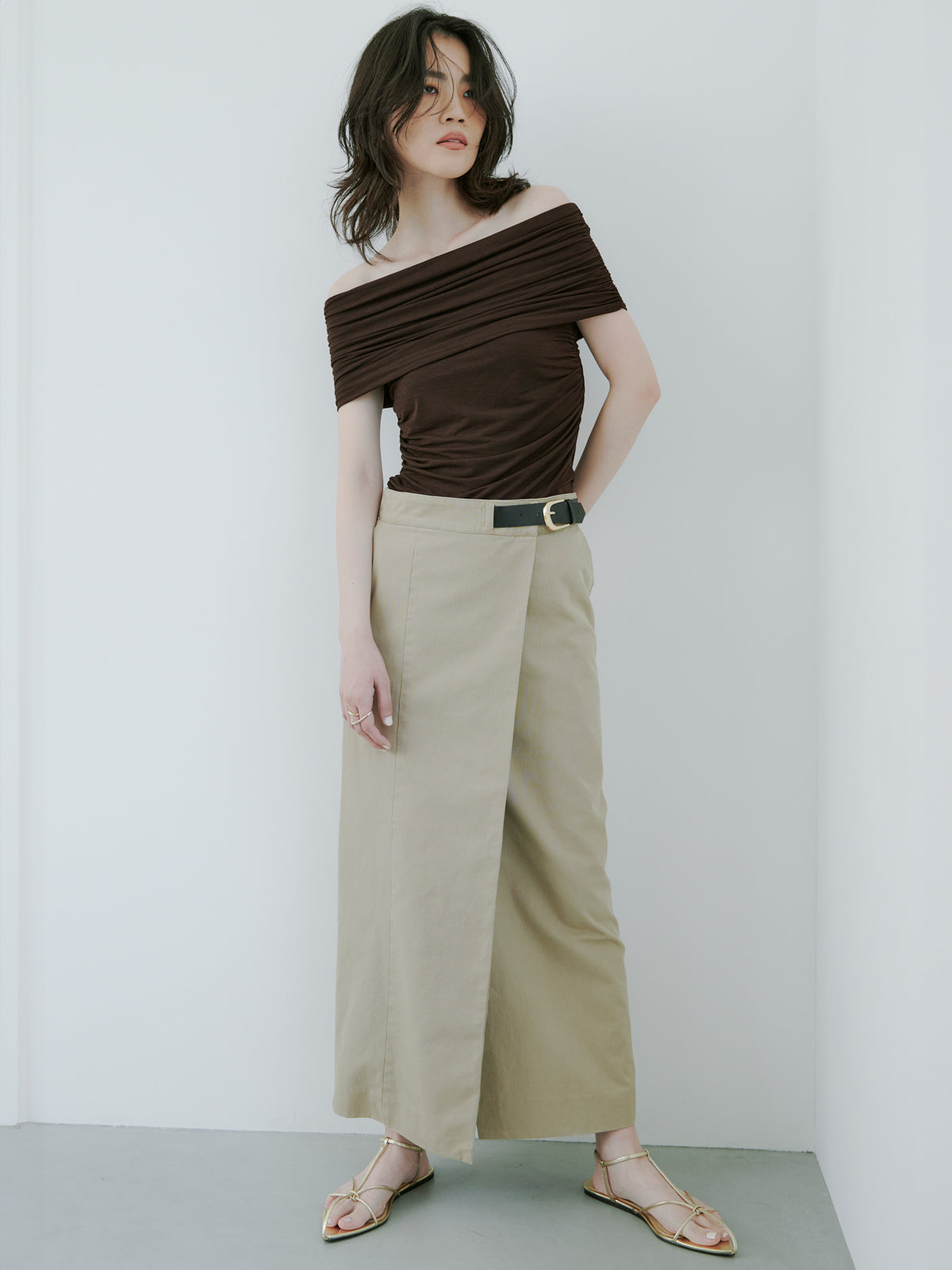 シアーオフショルギャザーカットトップス シアーオフショルギャザーカットトップス