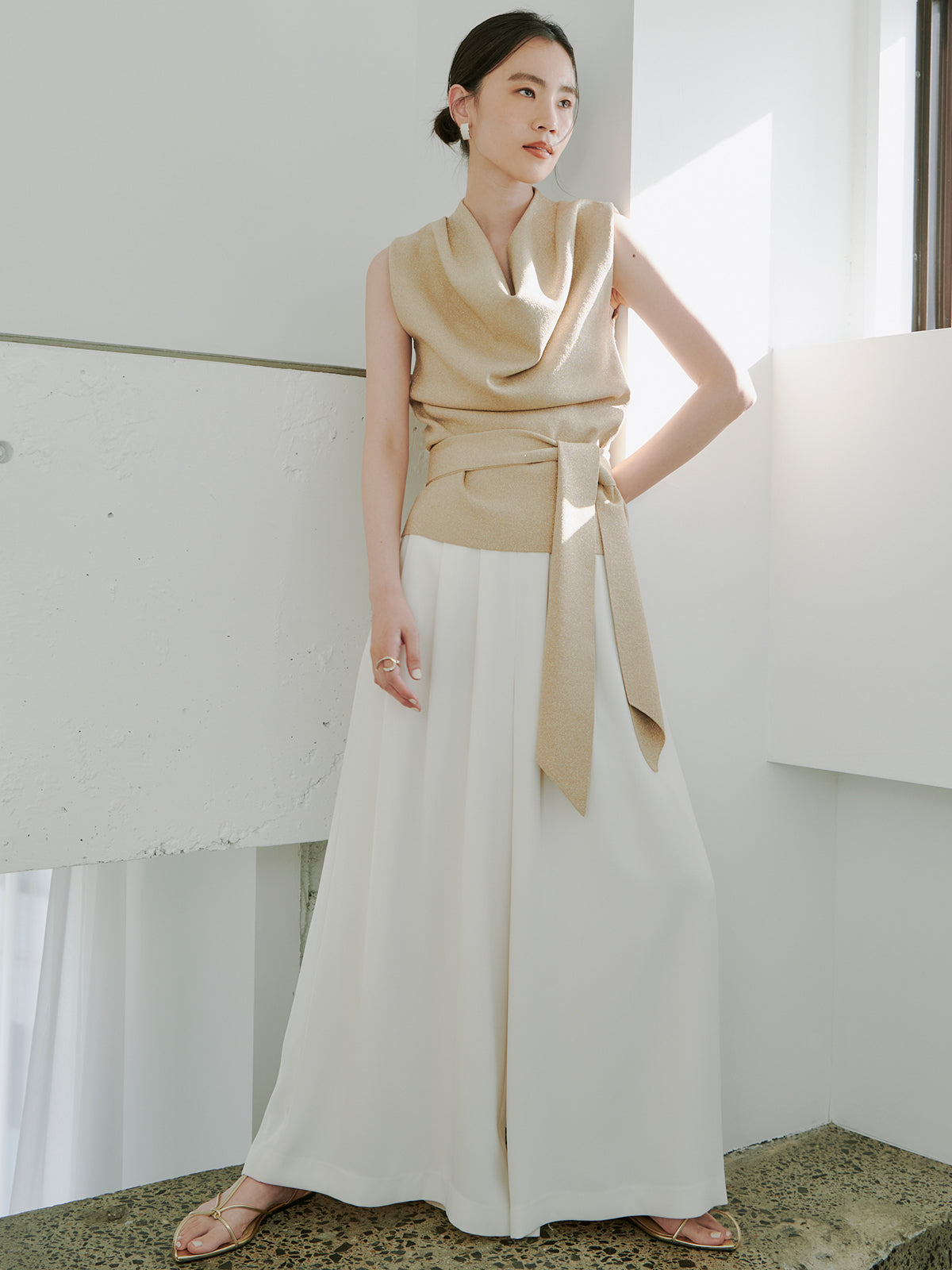 垂褶領針織上衣